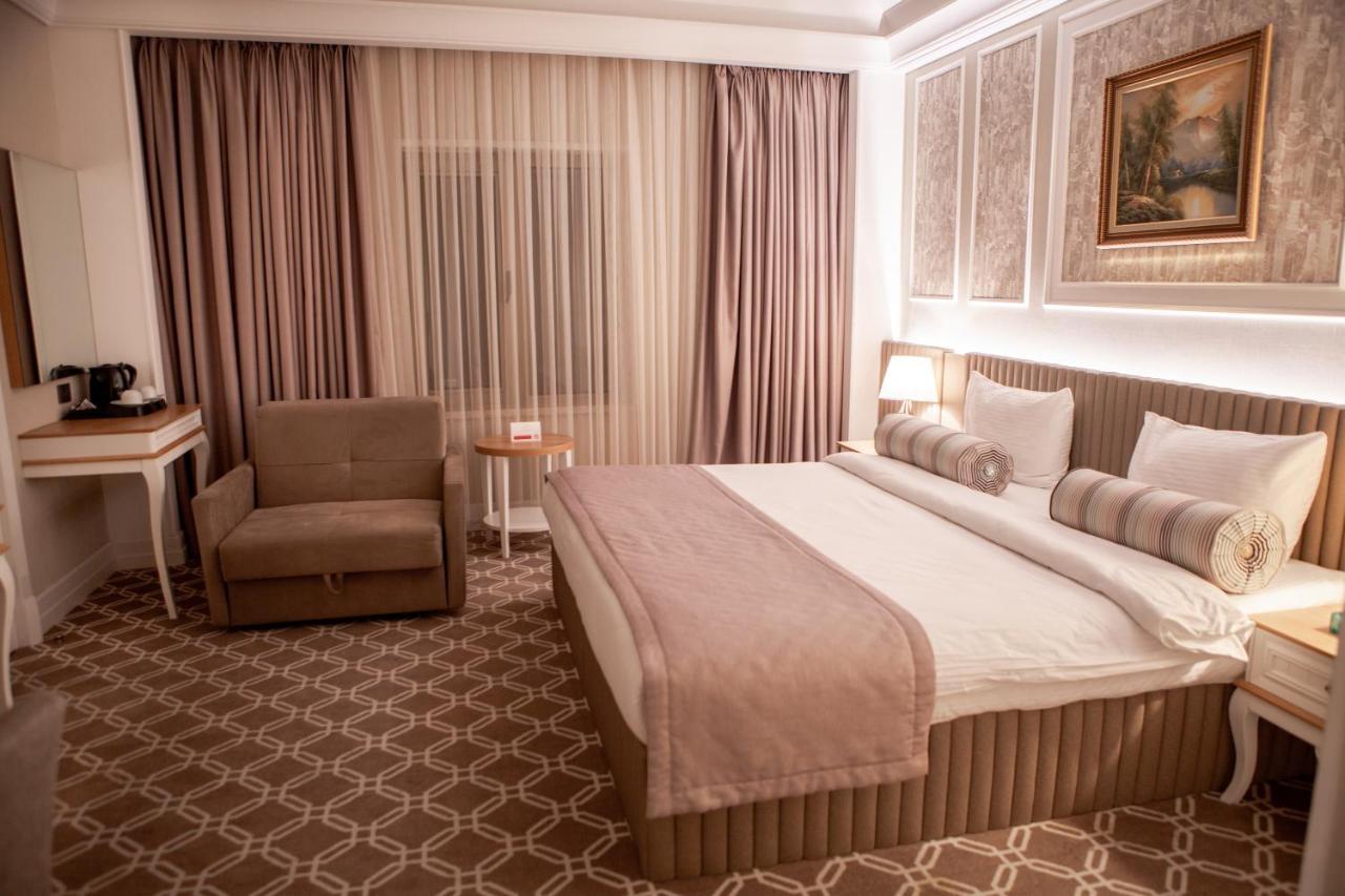 Theatrum Hotel Baku Kültér fotó A room at the hotel