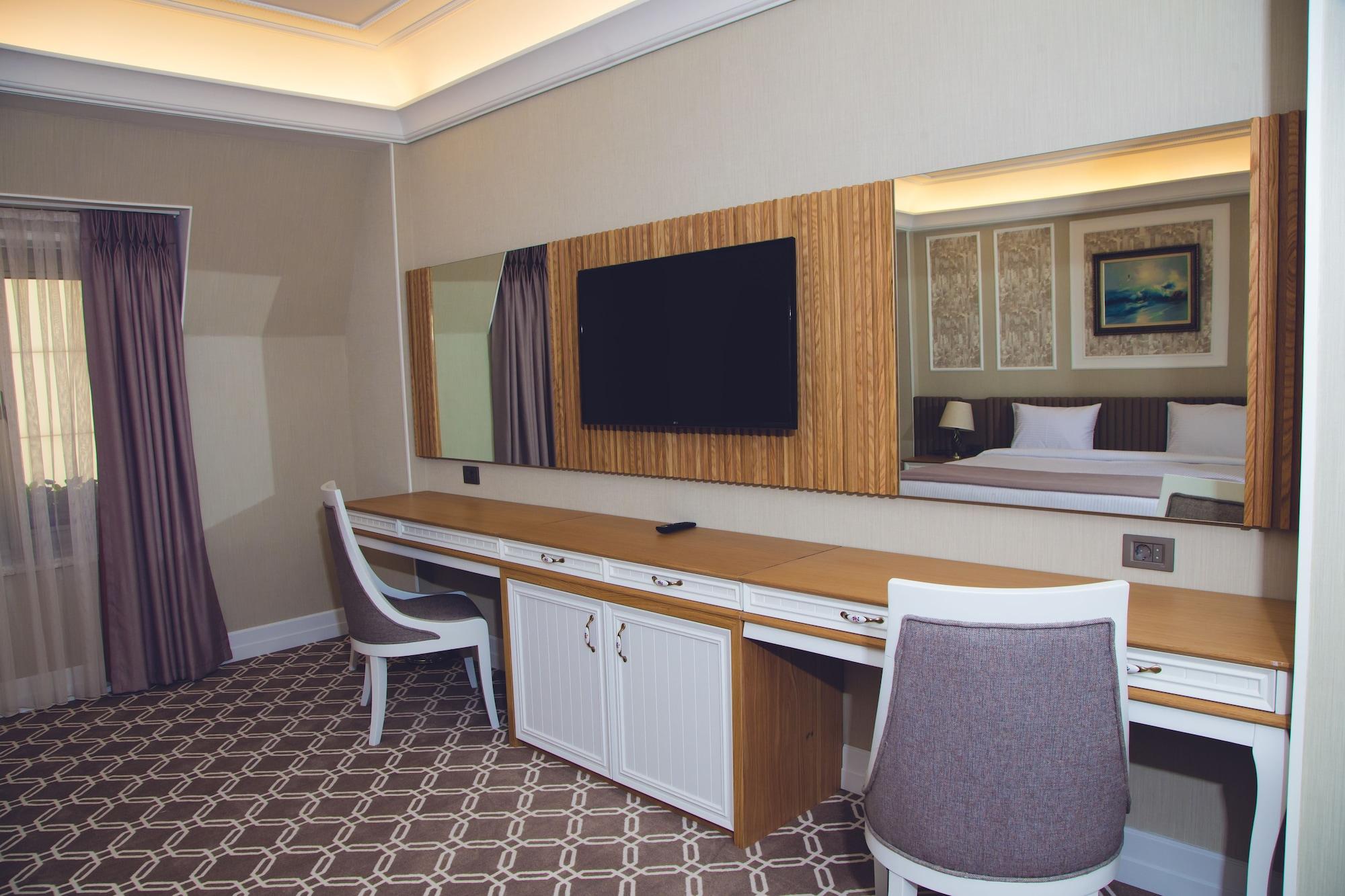 Theatrum Hotel Baku Kültér fotó A room at the hotel