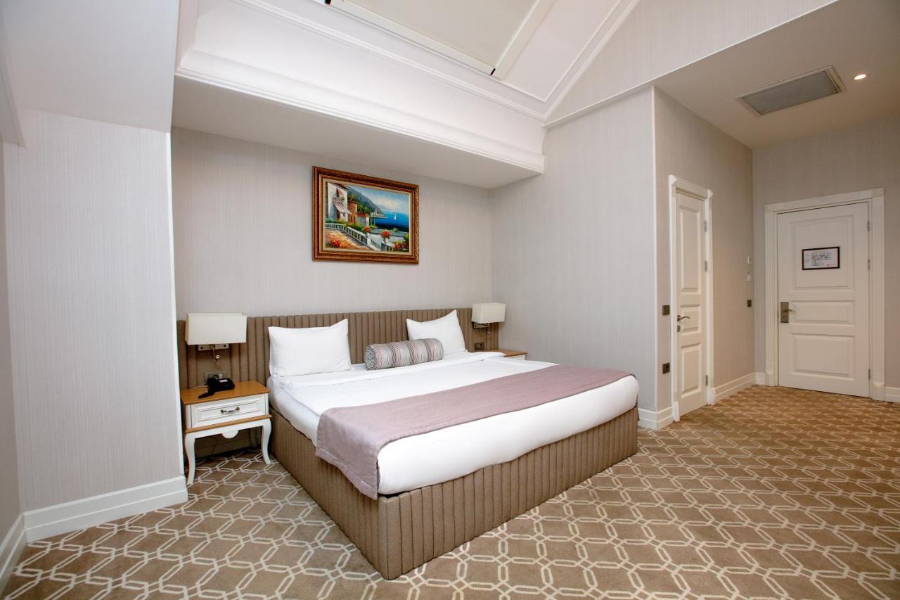 Theatrum Hotel Baku Kültér fotó A bedroom at the hotel