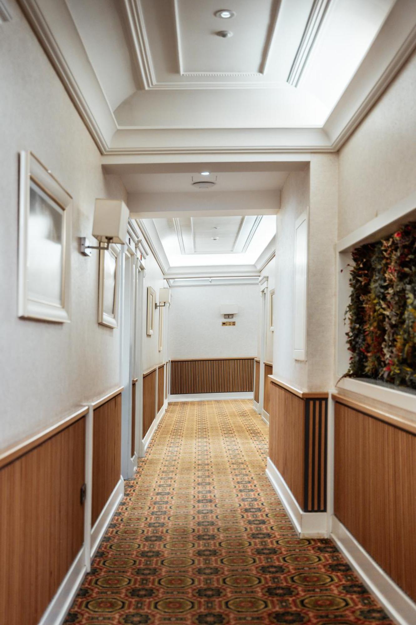 Theatrum Hotel Baku Kültér fotó A corridor on the 10th floor