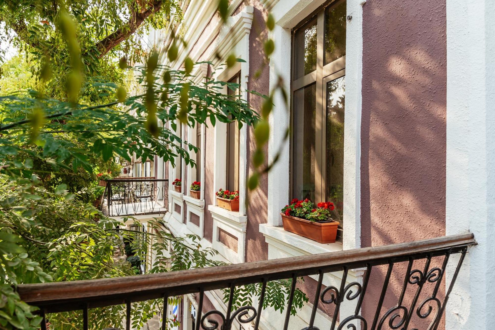 Theatrum Hotel Baku Kültér fotó The house of the writer in Belgrade