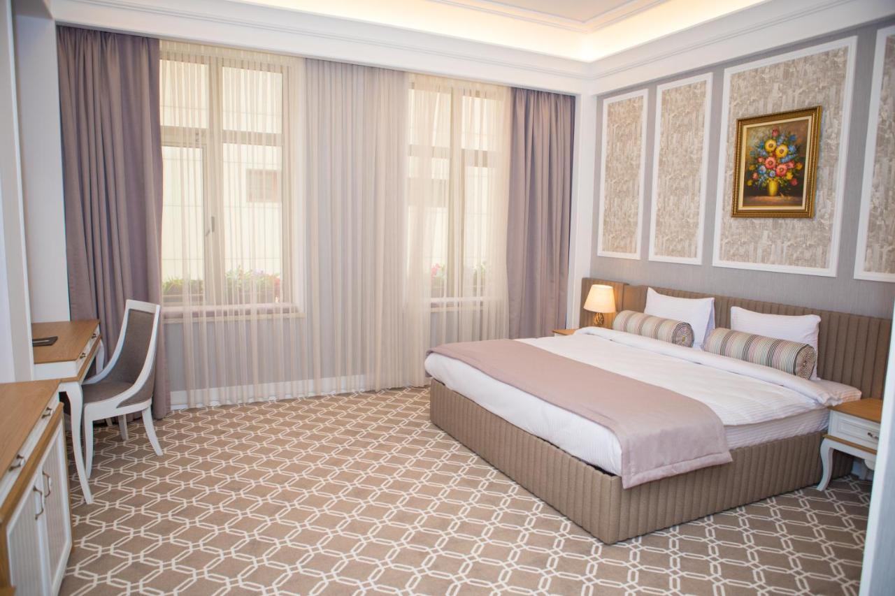 Theatrum Hotel Baku Kültér fotó A room at the hotel