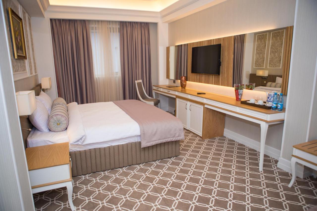 Theatrum Hotel Baku Kültér fotó A bedroom at the hotel