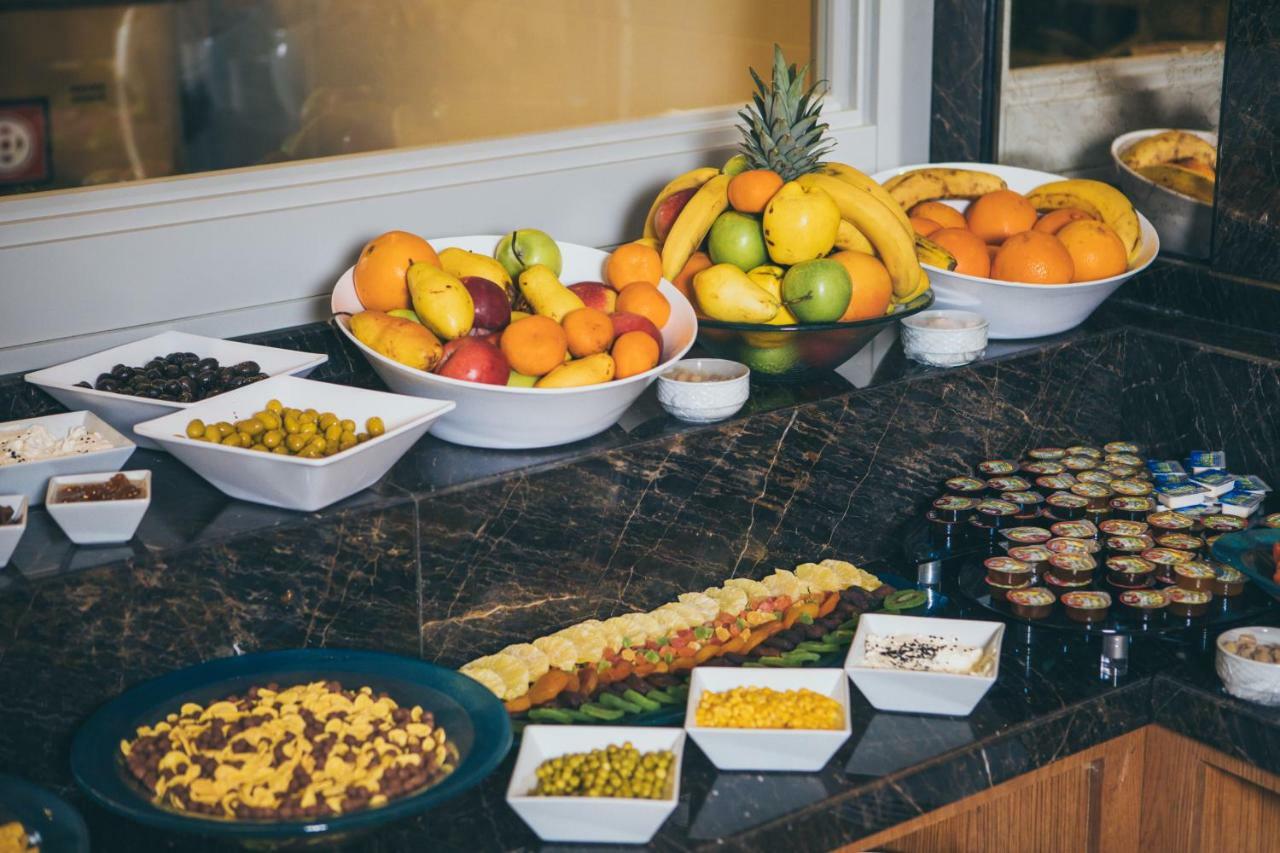 Theatrum Hotel Baku Kültér fotó A buffet at a hotel