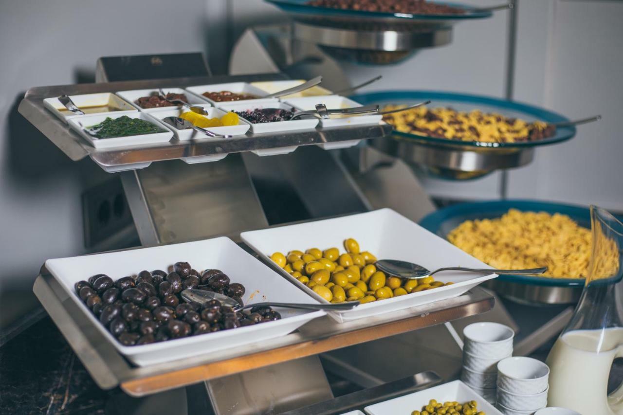Theatrum Hotel Baku Kültér fotó A buffet with olives